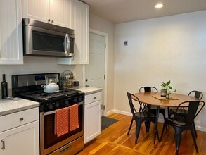 Building Photo - 467 E 9th St