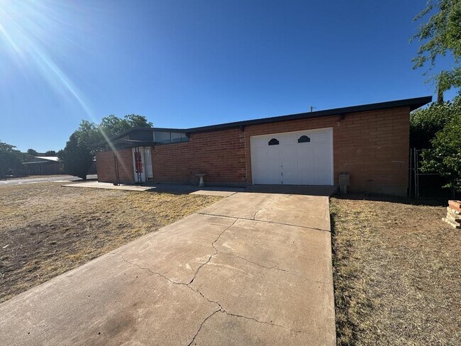 Foto del edificio - 4501 Pine Tree Dr