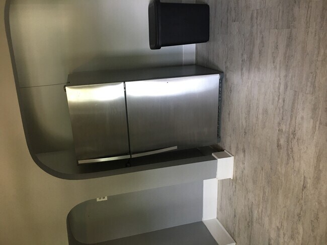 Foto del edificio - 327 W Maple Ave