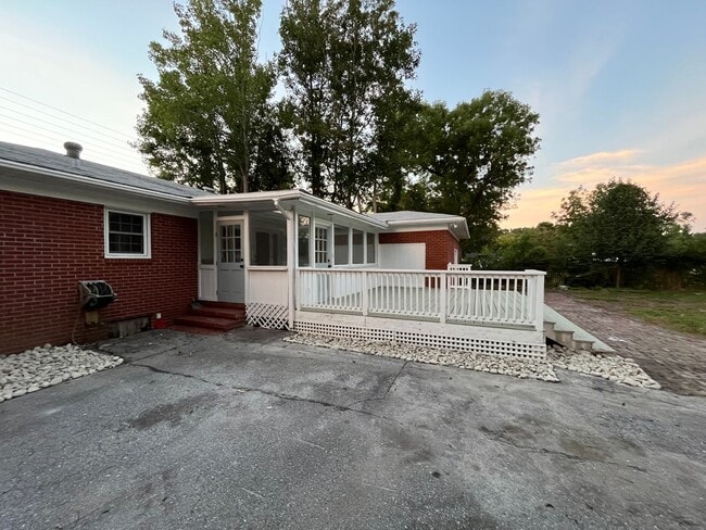 Building Photo - 5bd/2ba Remodeled Brick Ranch Home with Spacious Private Yard