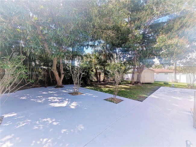 Building Photo - 220 SE 1st St