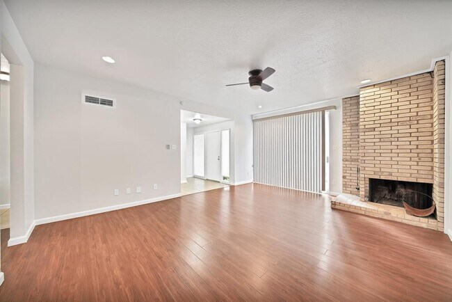 Building Photo - 2123 Lake Village Dr