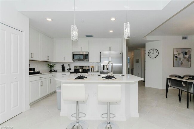 Foto del edificio - 15285 Green Acre Avenue Unit 418