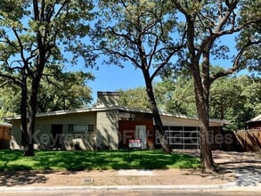 Building Photo - 501 Nottingham Dr