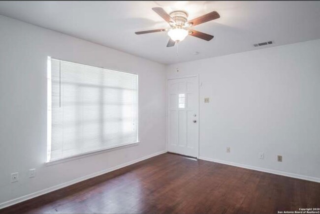 Building Photo - Perfect 3 BD 2 BA home near Alamo Heights ...