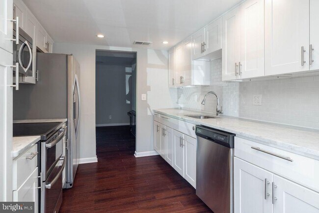 Foto del edificio - 3206 Emerald Pl