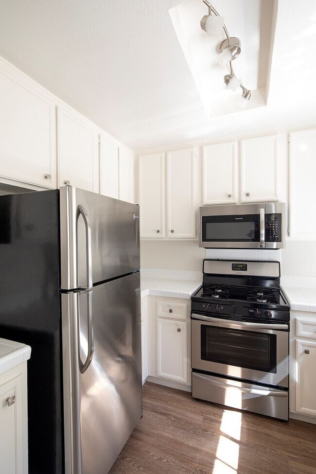 Foto del edificio - Beautiful Upstairs 2BR with a Garage Plus 1 Parking Space!