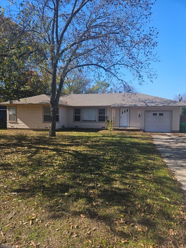 Primary Photo - 1109 Hillcrest Blvd