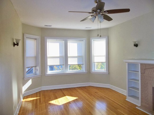Living Room - 3510 W Dickens Ave