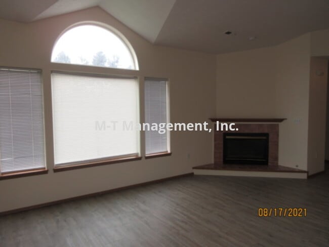 Building Photo - Valley 2 br/2 bath duplex - upper unit