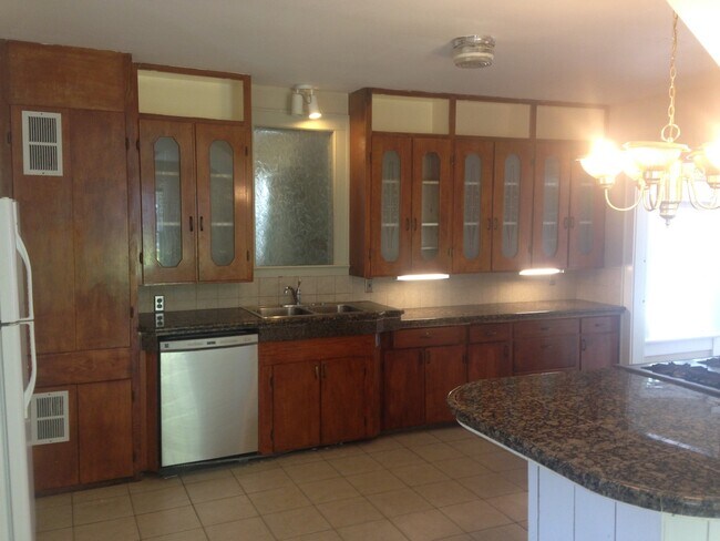 Building Photo - UT PRE-LEASE: North Campus 5 bed/ 2 bath, ...