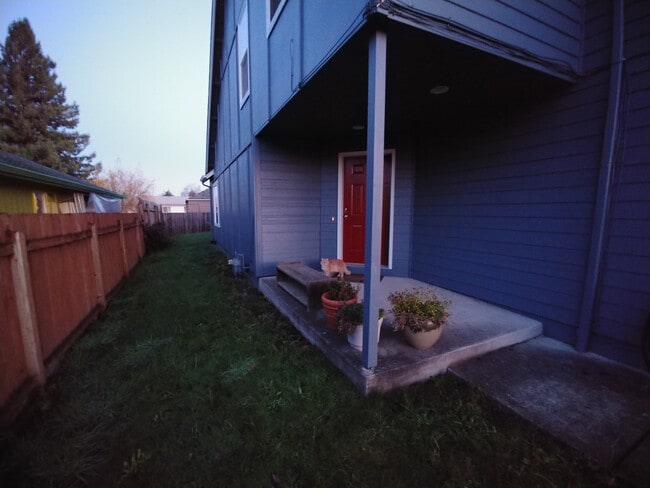 Building Photo - 1610 Gem Pl NE