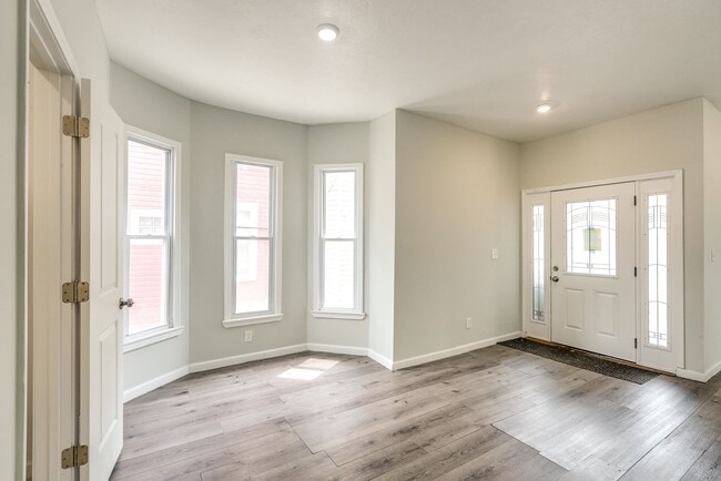Building Photo - 1212 Rowley Ave