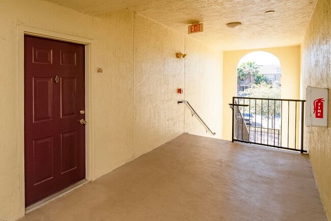 Building Photo - 415 S Villa San Marco Dr