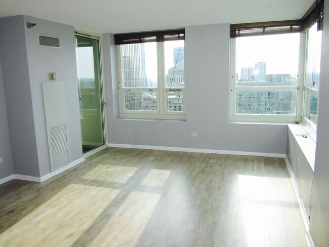 Building Photo - 345 N La Salle St