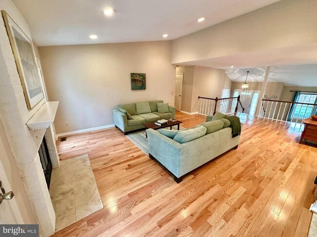 Building Photo - 9420 Lakeside Dr