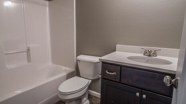 Foto del edificio - 3 bed 2.5 bathroom twinhome in Lakewood