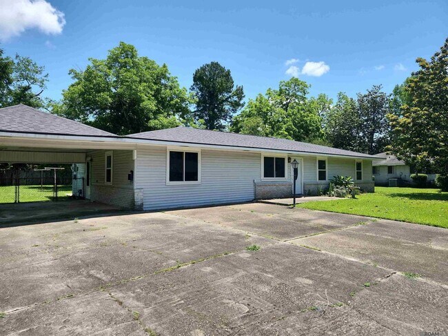Building Photo - 2257 Silverest Ave