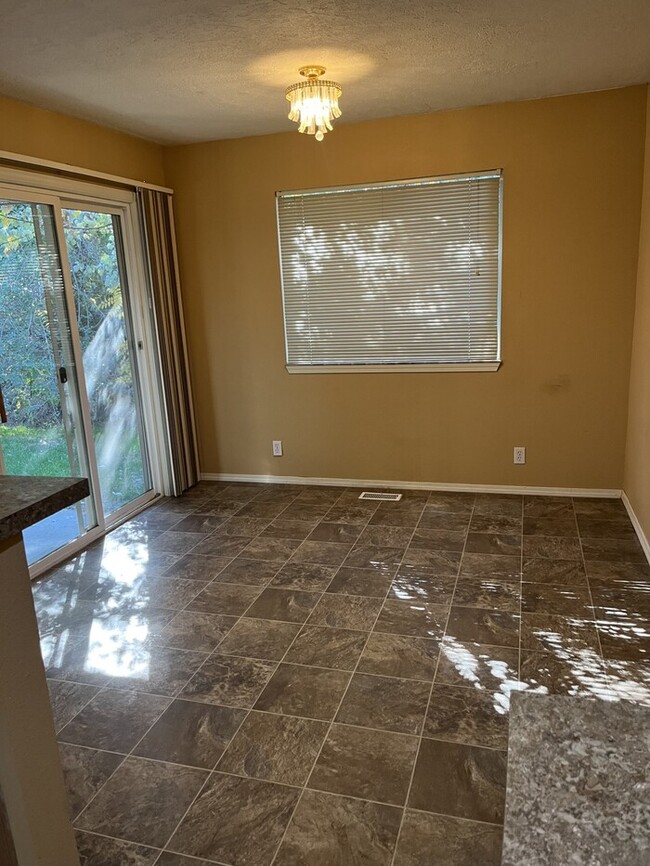 Building Photo - 402 Andrews Ct