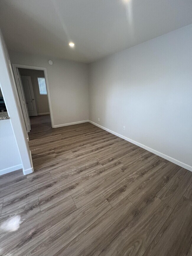 Foto del edificio - Available July 20th, Charming 1-Bedroom Oasis on Highland Drive, Oxnard - Silver Stand