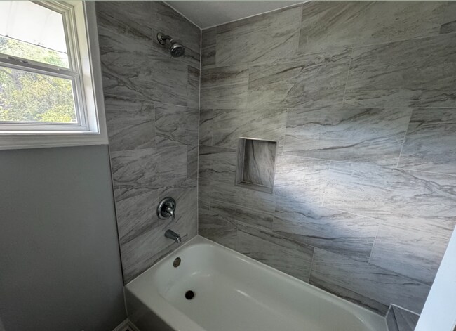 Foto del edificio - Single Family Home 4 beds 1 bath Available...