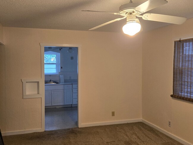Building Photo - CUTE 2 bedroom, 1 bath cottage on WESTSIDE...