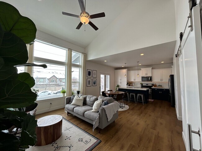 Building Photo - 6613 S Wallsburg Dr