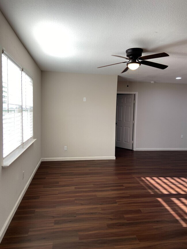 Building Photo - 1003 Daniels Dr