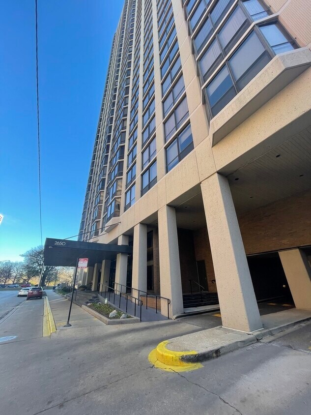 Foto principal - 2650 N Lakeview Ave