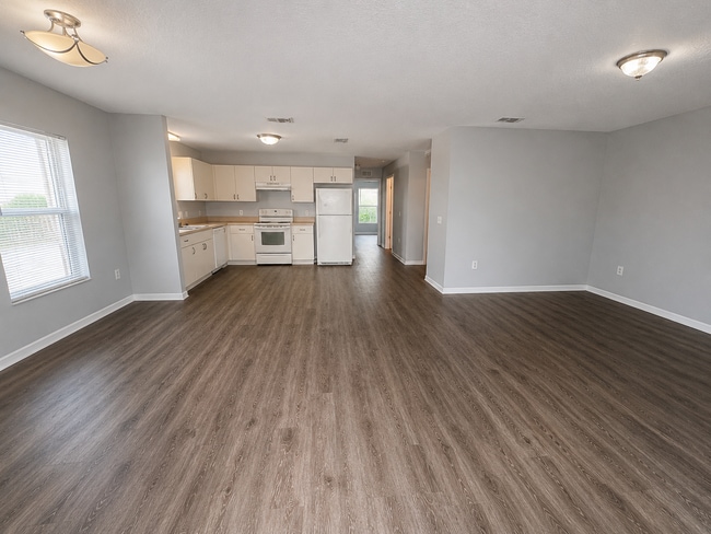 Building Photo - Spacious 2BR/1BA Duplex with Vaulted Ceilings & Bonus Space!