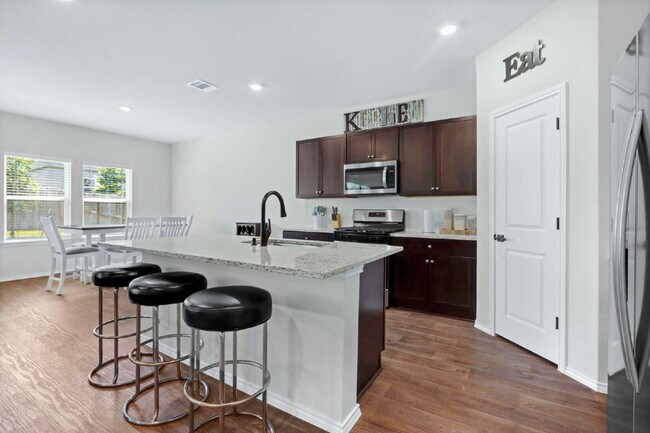 Foto del edificio - "Charming 4-Bedroom Retreat with Spacious ...