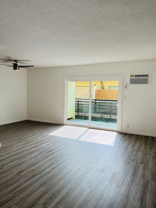 Foto del edificio - 1341 N Poinsettia Pl