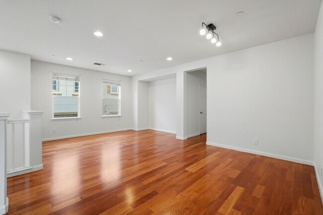 Foto del edificio - Spacious 2BR/2BA End-Unit Condo for rent in Warm Springs – Montebello Community