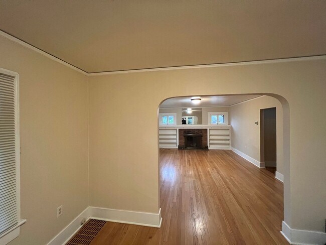 Foto del edificio - Charming and Spacious 4 Bed, 2.5 Bath Home near Downtown