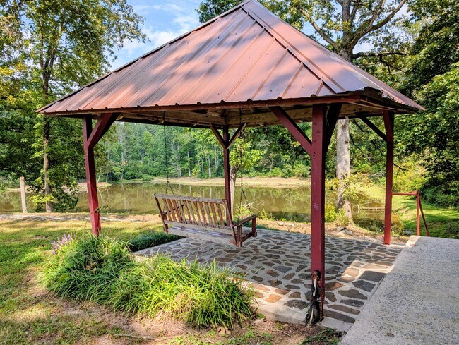 Foto del edificio - 1684 Rockford Creek Rd