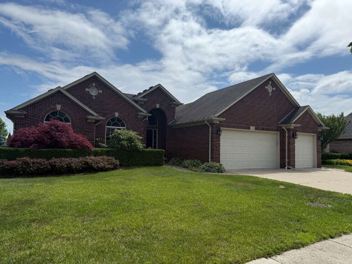 Primary Photo - 21494 Pine Cone Dr