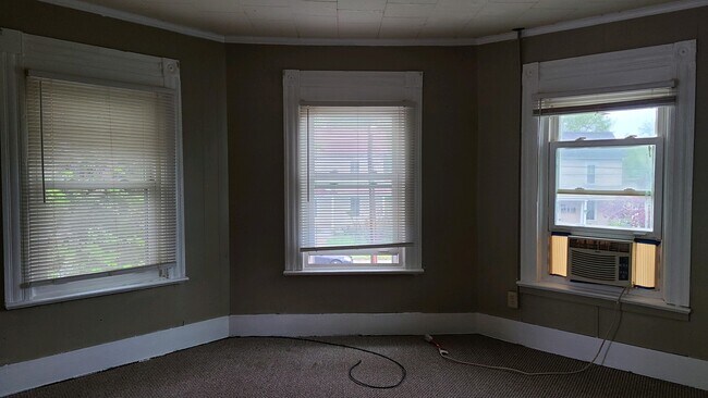 Building Photo - 301 Oakwood St