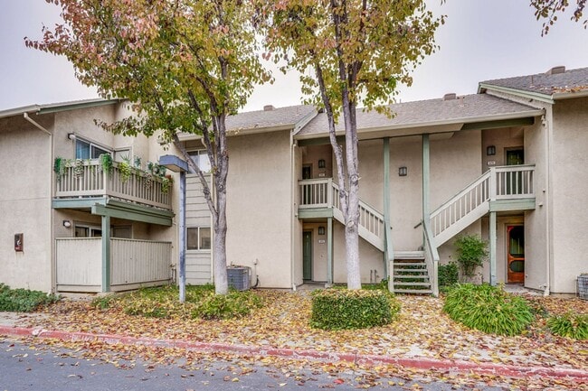 Building Photo - Cute One Bedroom Condo with Central AC and Heat.