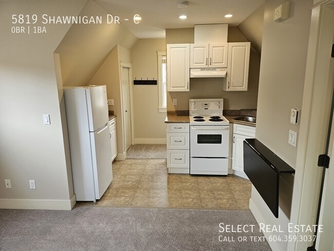 Building Photo - 5819 Shawnigan Dr