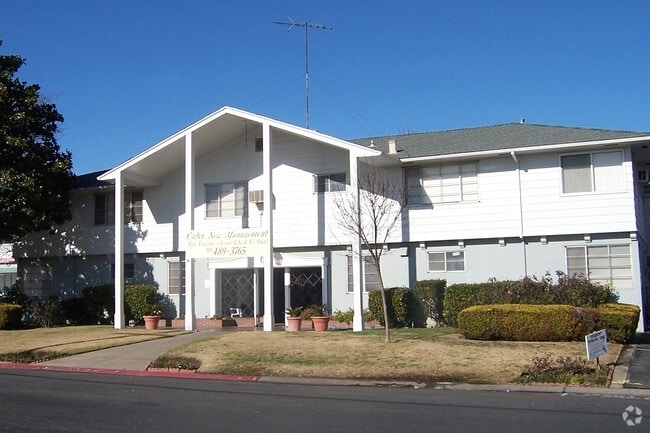 Balmoral Arms Apartments - Sunset Crossing