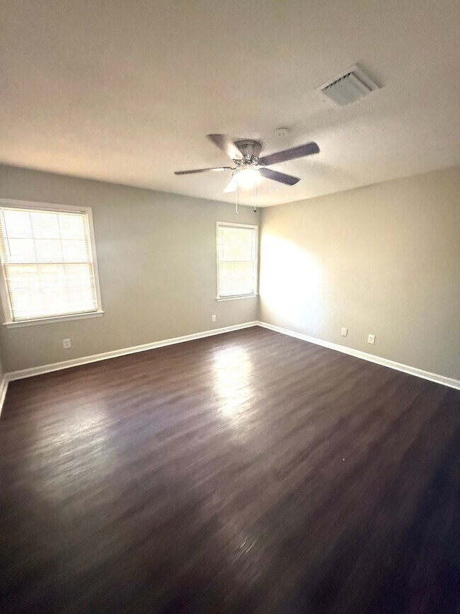 Foto del edificio - ** 4 bed 2 bath located in Woodmere Park *...