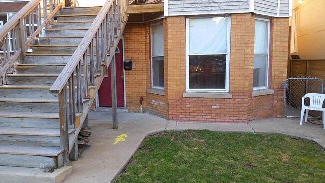 Building Photo - 2845 N Maplewood Ave