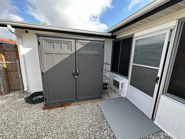 Building Photo - Beautiful 2 bedroom home with fenced in ba...