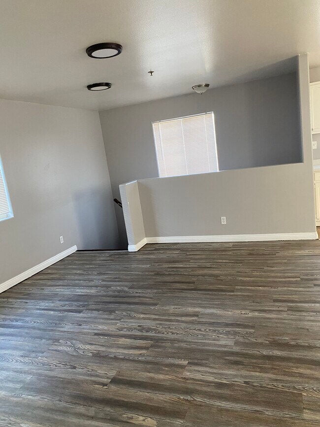 Building Photo - 1841 E 112th St