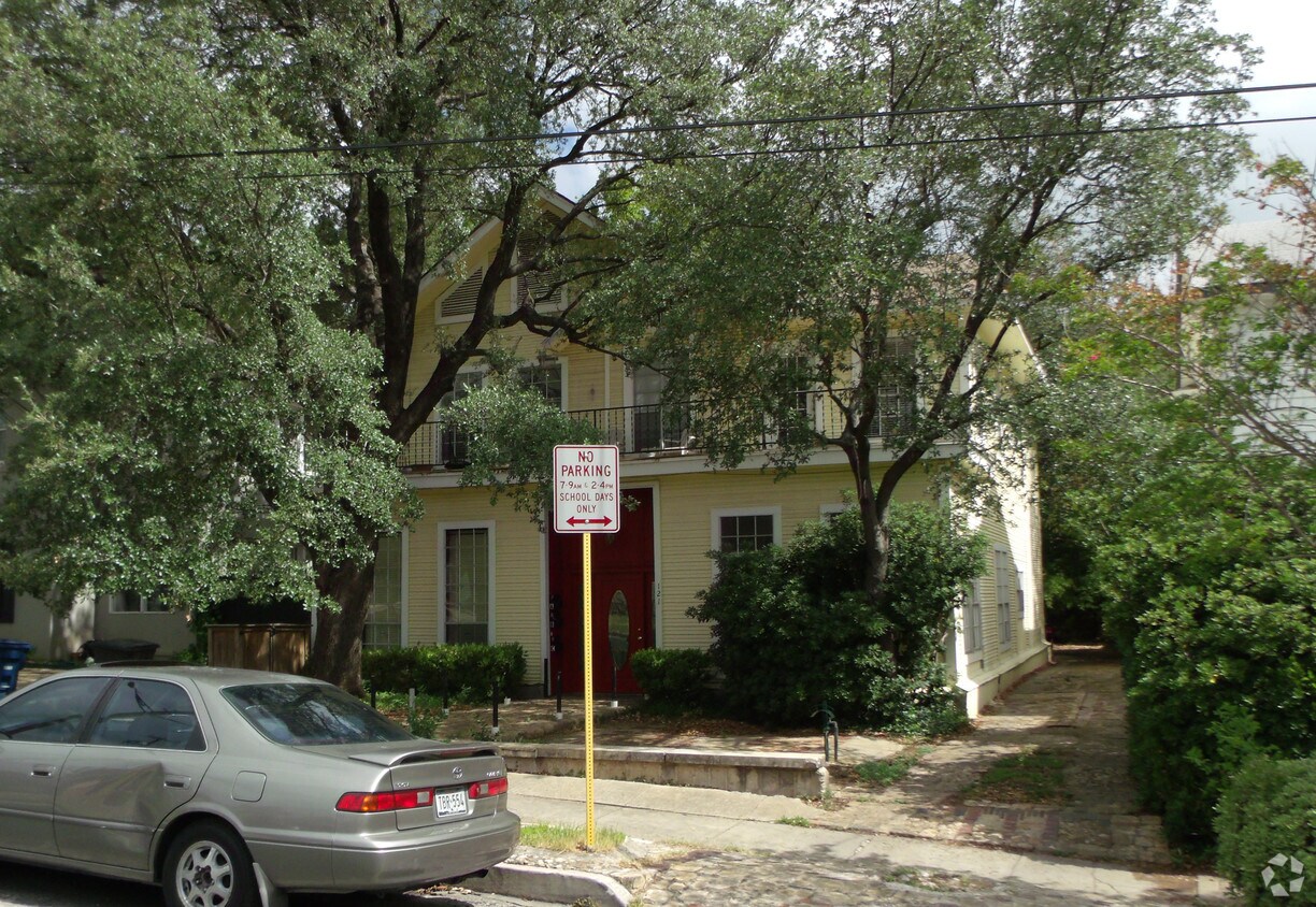 Building Photo - 121 E Woodlawn Ave