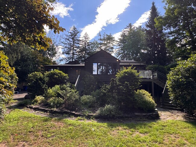 Foto del edificio - 267 Ridgewood Rd