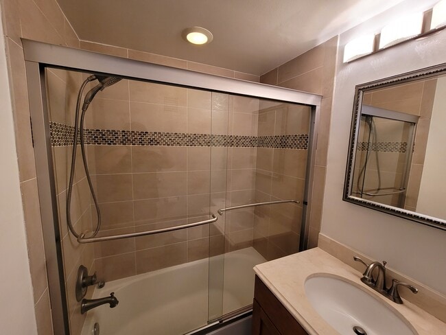 Baño compartido - 4390 LORCOM Ln
