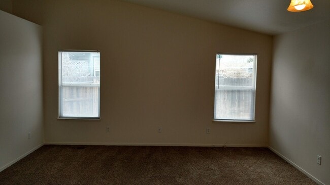 Building Photo - 3 Bedroom Donner Trails