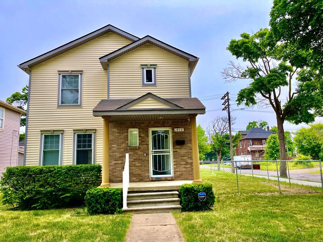 Foto principal - Beautiful, Spacious 3 bed/2 bath House near West Village!