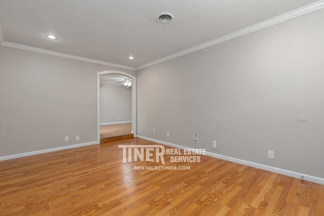 Foto del edificio - Updated Two Bedroom Duplex- Tier 5